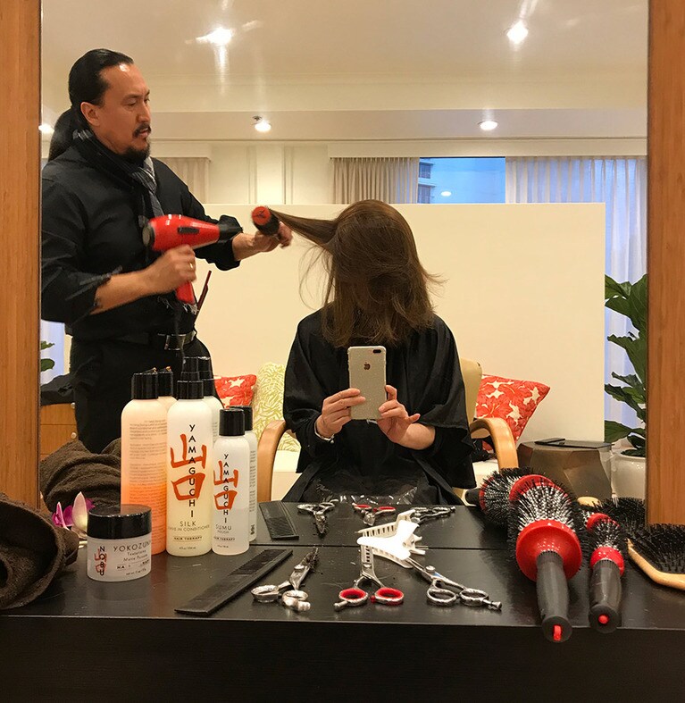 カウンセリングのときの笑顔とはうってかわって真剣な眼差しでスタイリング。