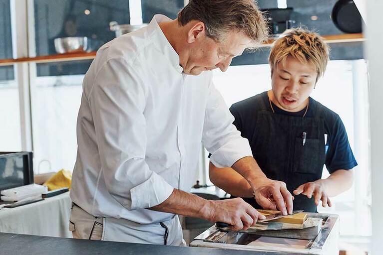 「これまでは自己流で研いでいたんだけど、これでコツはつかんだ！」店頭では、店員さんが包丁を研いでいる姿を見学できる。