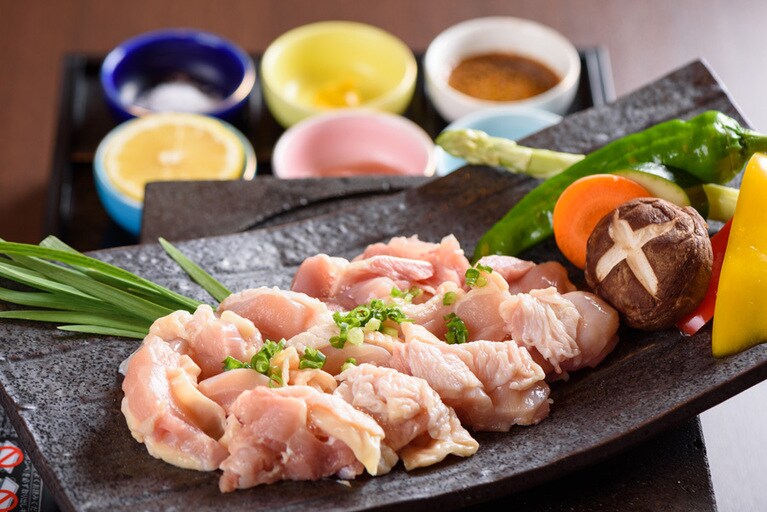 由布院いよとみ［大分／由布院温泉］夕食一例 豊後地鶏溶岩焼き。