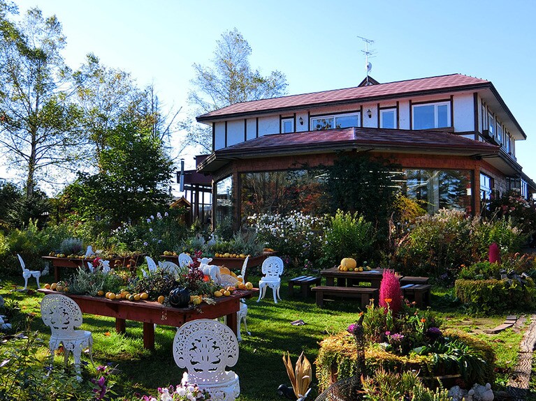 ガーデンの営業は4月21日～11月30日。レストラン(要予約)と売店はその他の時期も営業。