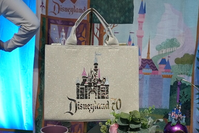 金色に輝くキャッスルが印象的なデザイン。