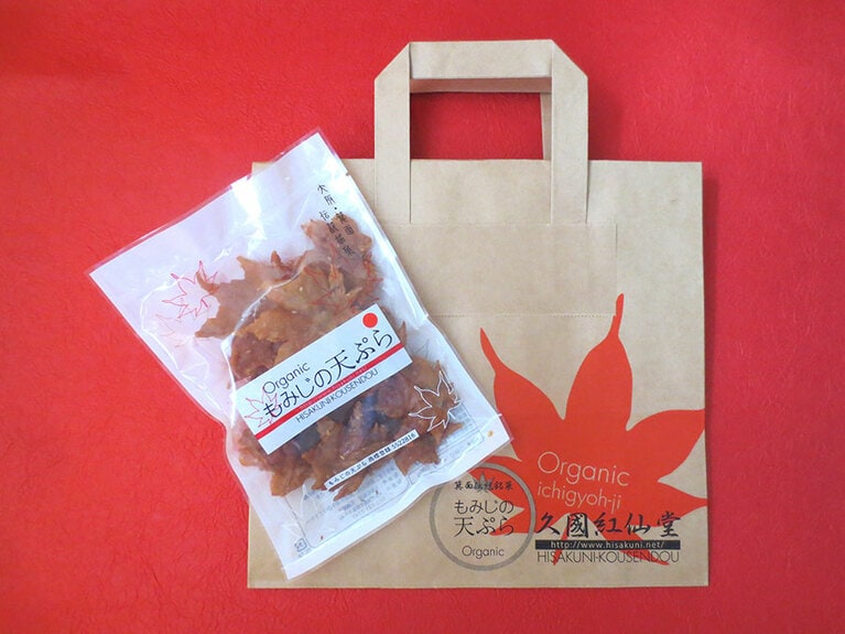 もみじの天ぷらは、日持ちがして常温で持ち歩けるのでお土産に最適。「もみじの天ぷら」60g 440円～。ギフト用90g 720円～。パッケージや紙袋のデザインも素敵。