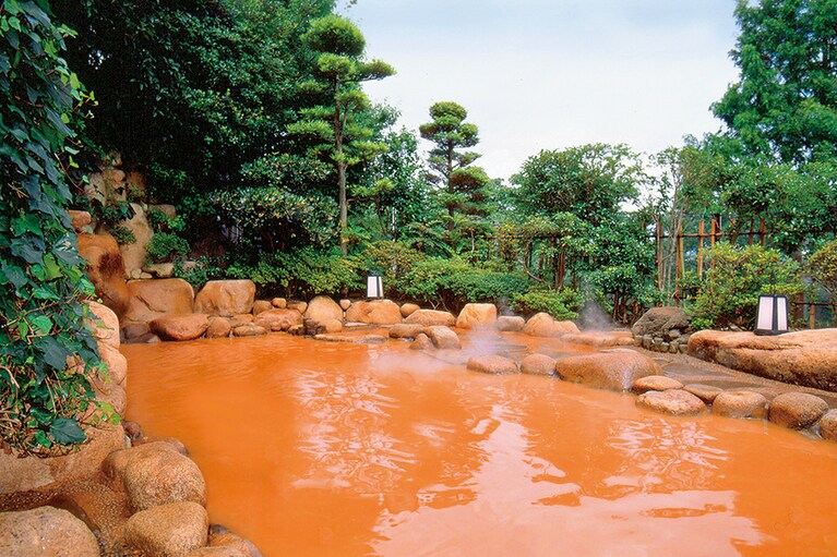冷え性に効果あり。鉄さび色の温泉には鉄分と塩分が豊富に含まれ、身体の芯から温まる。