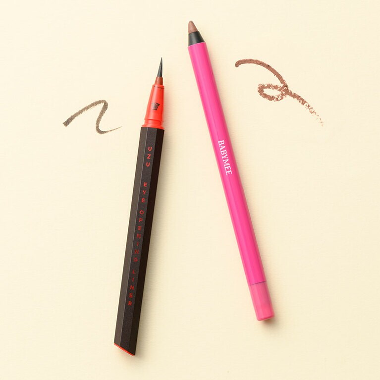左から：ウズ アイオープニングライナー ブラウンブラック 1,650円(税込)／UZU BY FLOWFUSHI、BABYMEE ニュアンスカラーアイライナー セピアブラウン 1,078円(税込)／Nuzzle
