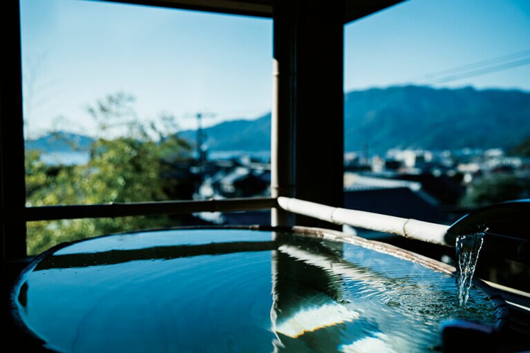 【島宿真里】眺望のよさが魅力の「も」の部屋は、湯船からの眺めが特にすばらしい。Photo: Mitsugu Uehara