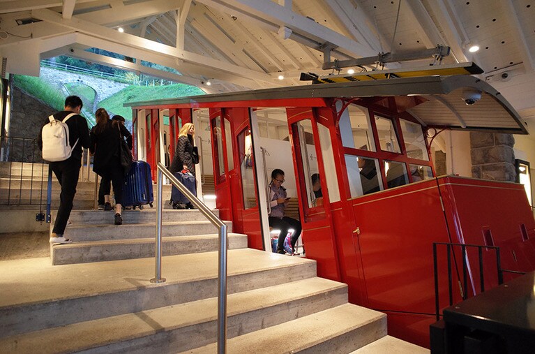 船着き場からホテルまではケーブルカーで。なんと、築約130年！