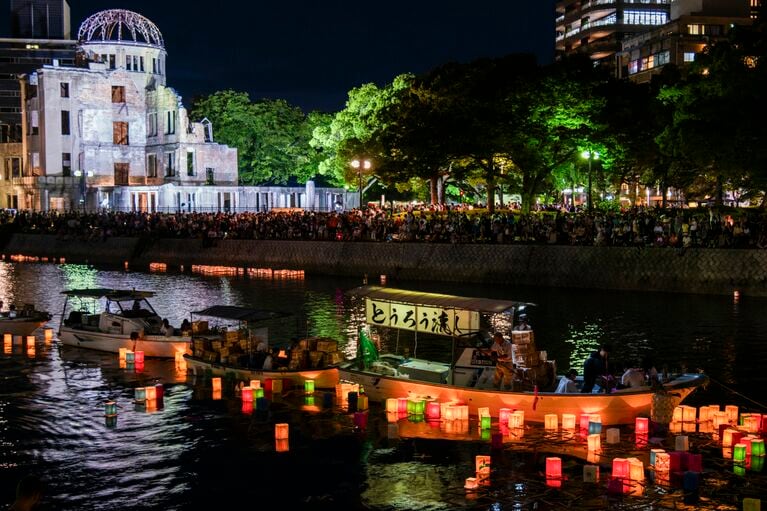 広島のとうろう流しは、毎年8月6日の夜に、慰霊と平和への願いを込めて行なわれている。戦後、原爆で命を落とした人々の遺族が、手作りで始めたのがはじまりとされる。 写真：Jphoto/イメージマート