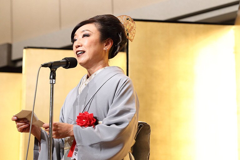 2018年のユーミンは第66回菊池寛賞を受賞した。写真は授賞式における挨拶の模様。