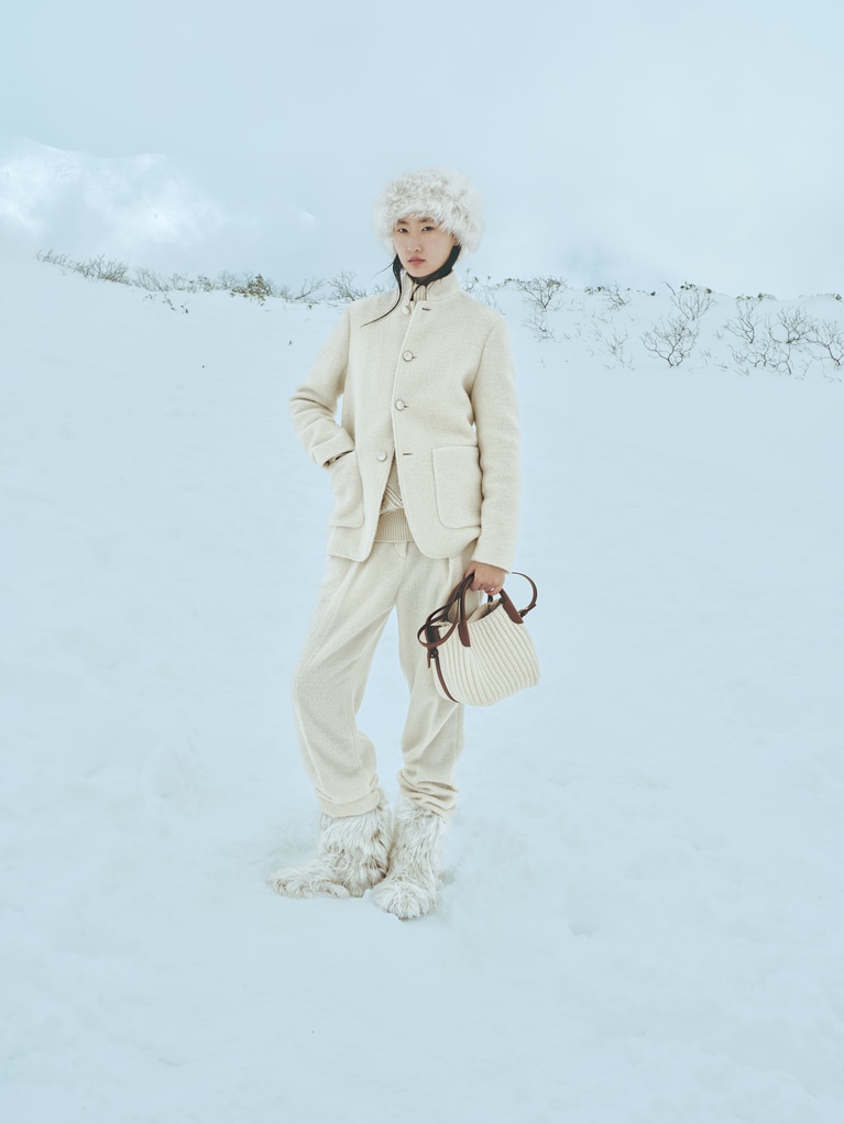 ジャケット 728,200円、セーター 466,400円、パンツ 672,100円、ハット 374,000円、シューズ 541,200円（参考価格）、バッグ 653,400円／ロロ・ピアーナ（ロロ・ピアーナ ジャパン）