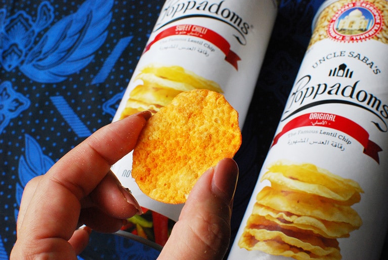 レンズ豆から作られた薄焼きチップス。クミンの香りがアクセントのオリジナル、スイートチリのほか、BBQ、トマトの4種のフレーバー。