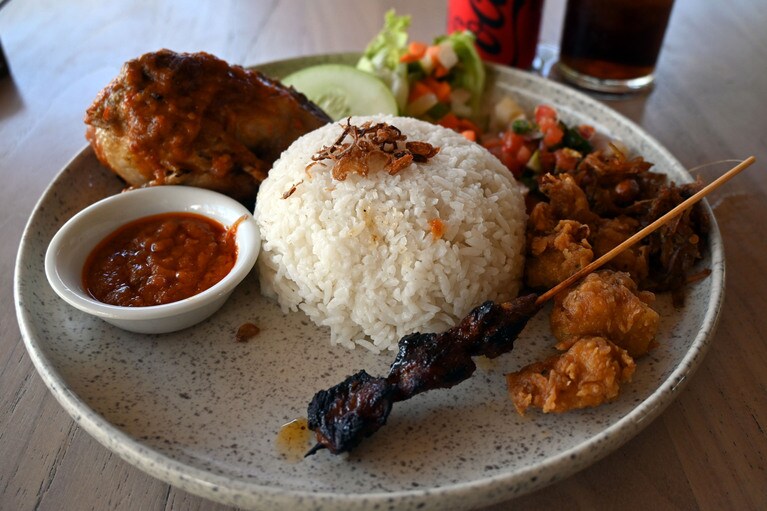 ホテル・ルミのナシ・チャンプル。ロンボク風のチキン・サテはちょっとスパイシー。