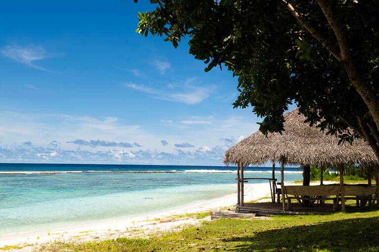 波の穏やかなテテトビーチは、週末になると島民が集まり、バーベキューや海遊びを楽しむ憩いの場だ。