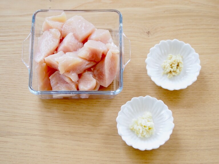 鶏胸肉は皮を取り除き、食べやすい大きさに切る。生姜とにんにくはすりおろす。