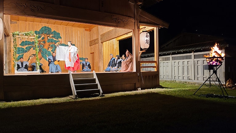 佐渡の能の発祥地とされている春日神社。春日神社薪能では、薪能のほか、佐渡の郷土芸能も披露。©佐渡観光交流機構