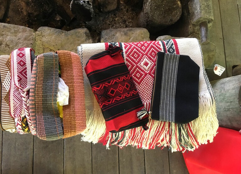 伝統工芸の織物の柄は、先祖代々から伝わる意味が込められた、さまざまなデザイン。販売もしているので、現地で購入もできますよ。