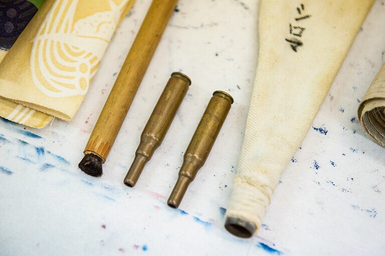 かつての沖縄では入手が簡単だったという薬きょうも道具として今も使っています。