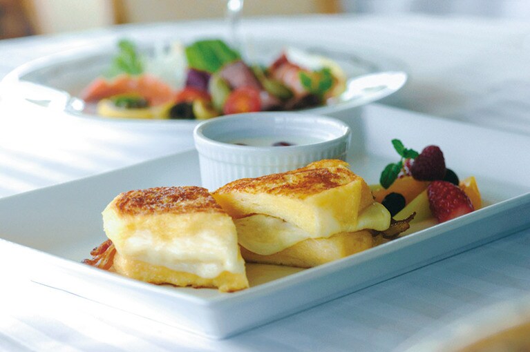 「モンテクリスト サンド」は、単品 4,752円、朝食付きプランならプラス1,188円(各税サ込)でオーダー可能。