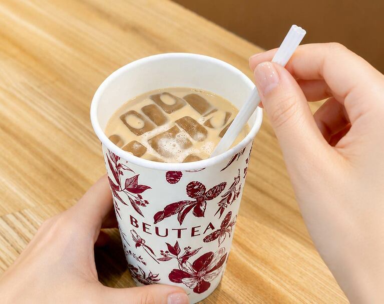 紅茶の香りをより楽しんでもらう狙いで、極細ストローを3本つなげた特殊形状のストローで提供している（同前）