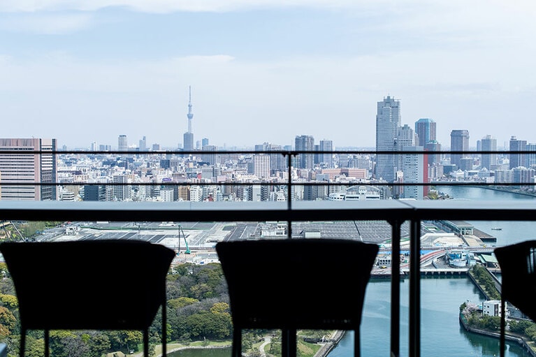 クラブラウンジ「club mesm」の気分爽快なカウンター席。