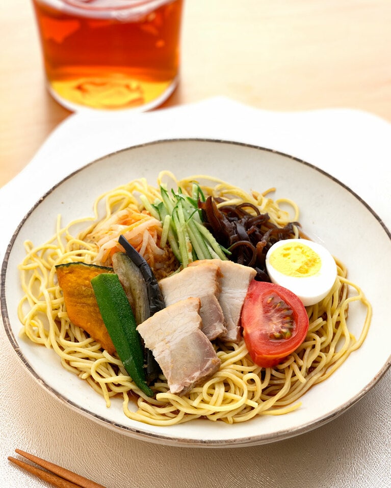 『成城石井自家製 二日間漬け込んだチャーシューと7種具材の黒酢の効いた冷やし中華（自家製麺使用）』（税込647円）。