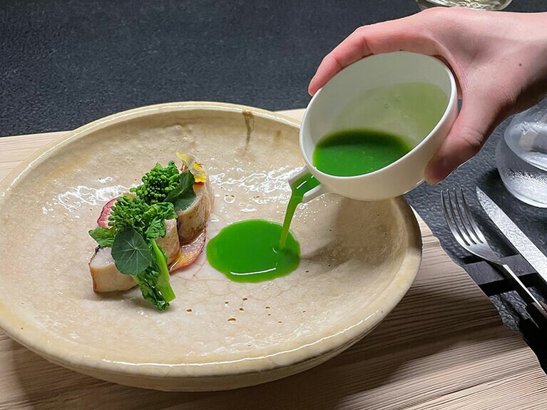 胡桃のチップで燻製した鰆　菜の花のソースで春らしく。