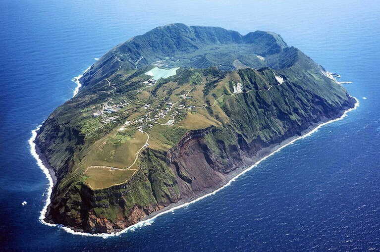 手前が北部の岡部集落。奥にカルデラ内の丸山が見えます。©青ヶ島村役場