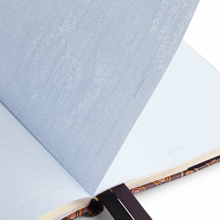 “フェザーウェイトペーパー”は、普通紙の半分程の重さと厚さ。