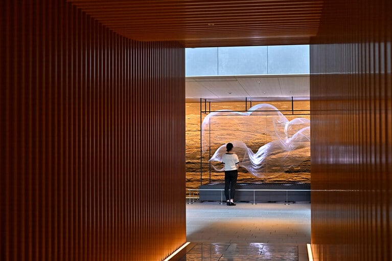 ロビーエリアには、クリエイター集団 WOWの作品《wind_form》が。