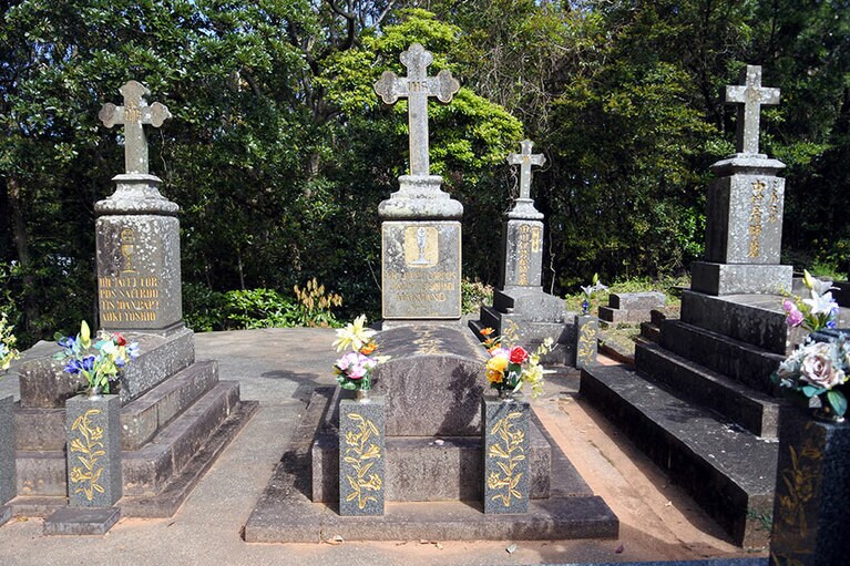 黒島に眠るマルマン神父の墓。神父の親族も幾度となくフランスからお墓参りに訪れているそう。