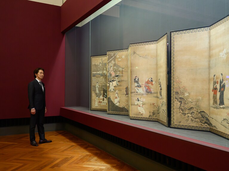 「まさか博物館でお花見ができるとは」と感嘆の声を漏らす佐々木さん。