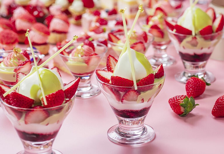 濃厚なピスタチオソースとベリーのソース、バニラアイスクリームにいちごを合わせたスペシャルスイーツの「苺とピスタチオのパフェ」。ひとさじごとに変わっていく絶妙な味わいを堪能できる。