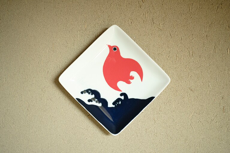 壁にかけられた波佐見焼のプレートには吉祥文様である千鳥文様が。