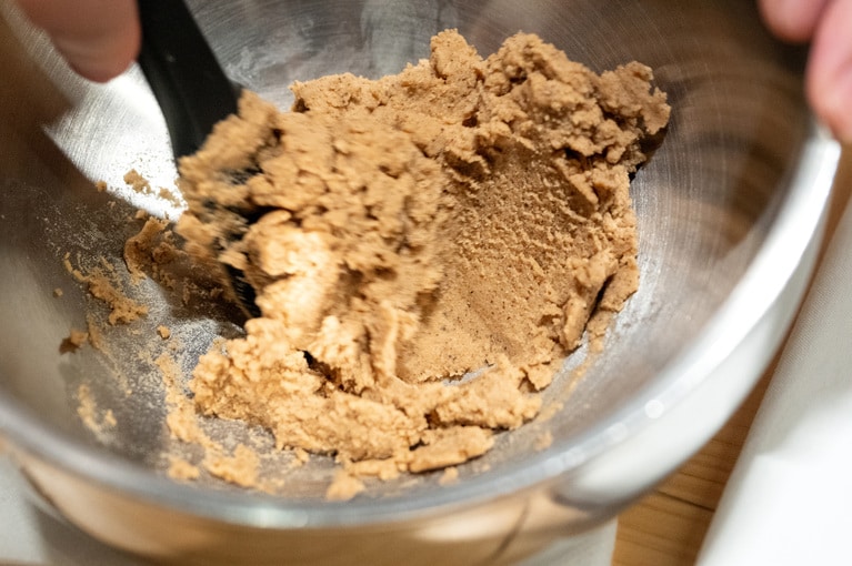 そぼろにする前の餡。白餡とディンブラでできている。