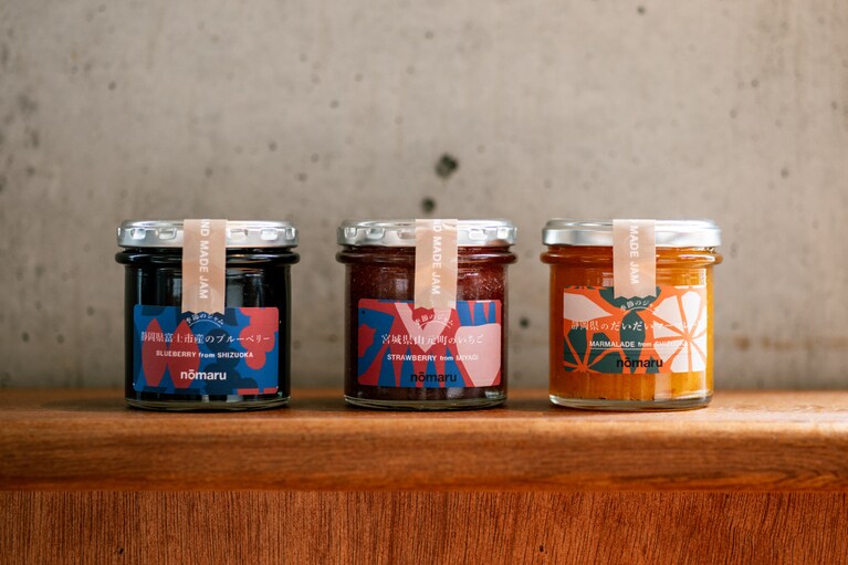 左から、「静岡県富士市産ブルーベリー」1,200円、「宮城県山元町産いちご」1,200円、「静岡県だいだいマーマレード」900円。