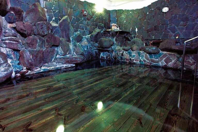 【古湯坊 源泉舘】約30度の源泉が足元から湧く混浴の大岩風呂。1300年前に開湯し、武田信玄も大切にしていたという資料が残る。