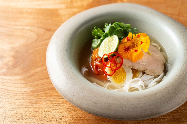 トリートメントの後は早めのディナーを。メインは伝統的なチキンスープ「ソトアヤム」。トマトスープに米麺を入れたヘルシーな一品。