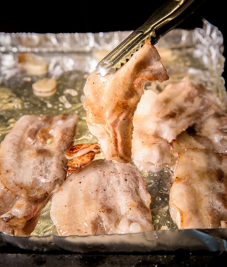 肉の余分な脂だけが落ちるよう、鉄板には傾斜がついている。