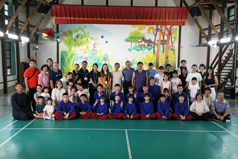 南投県鹿谷郷にある内湖小学校。最後列の真ん中が鄭先生。写真提供：鄭惠中布衣工作室