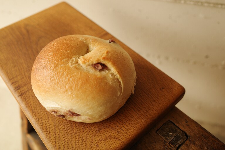 お客様のリクエストで誕生した「あんこベーグル」は甘さ控えめの大人の味わい。220円。