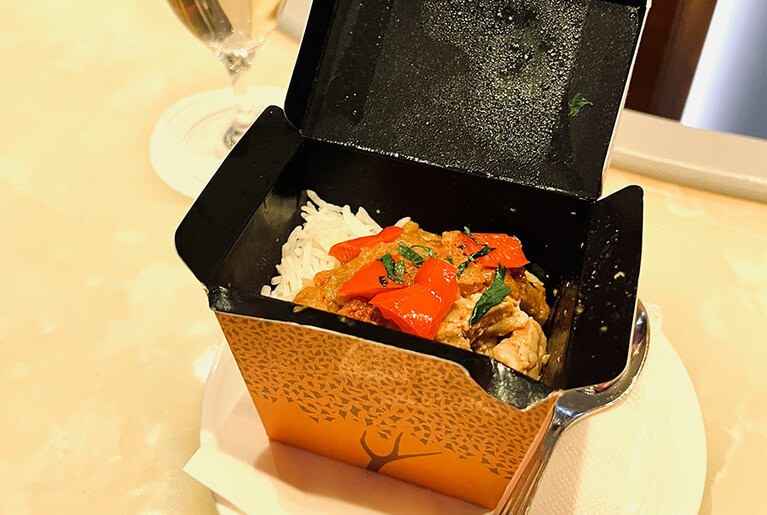 バーラウンジの軽食メニューのひとつ、中東料理のチキンバルチとバスマティライス。