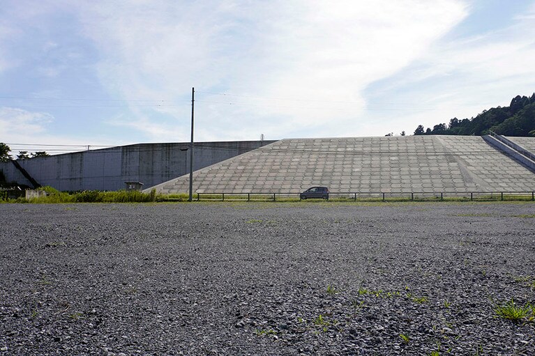 陸前高田には巨大な防波堤が。東日本大震災を思い起こさせる。