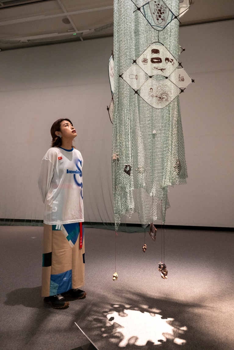 愛知県の西尾市は漁網の生産が盛ん。作品では使われなくなった漁網などを活用し、定置網を想起させる空間を創り出している。