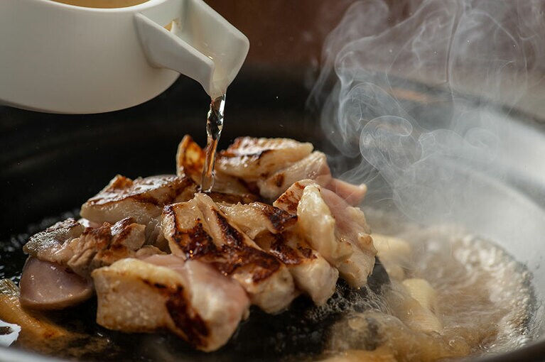 ヴィラCの懐石料理には、天草大王の鍋が付く。特製の石鍋で蒸される料理を味わって。