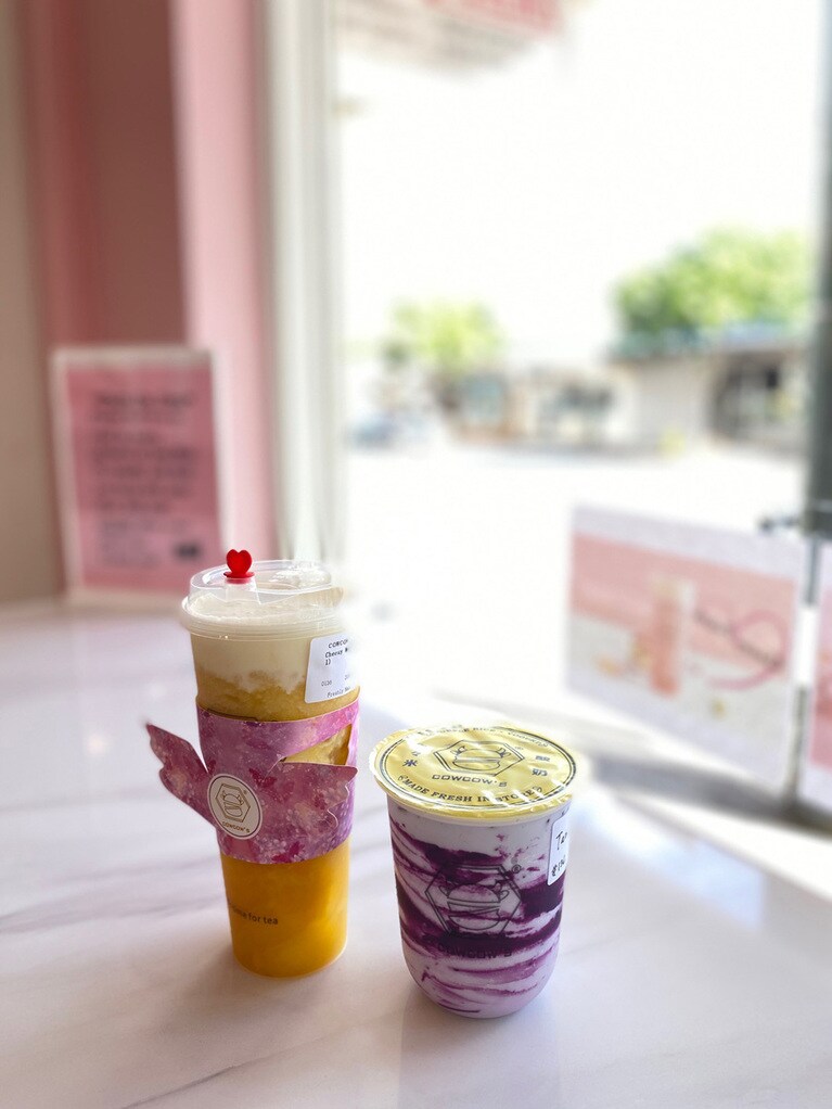 左から、カウカウズティーのチージーマンゴースムージー 6.49ドル、タロライスヨーグルト 5.95ドル。