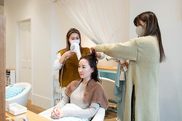 キューティクルを整える独自のブローで、髪本来の艶が生まれ、ナチュラルなのにスタイリングが長持ちします。