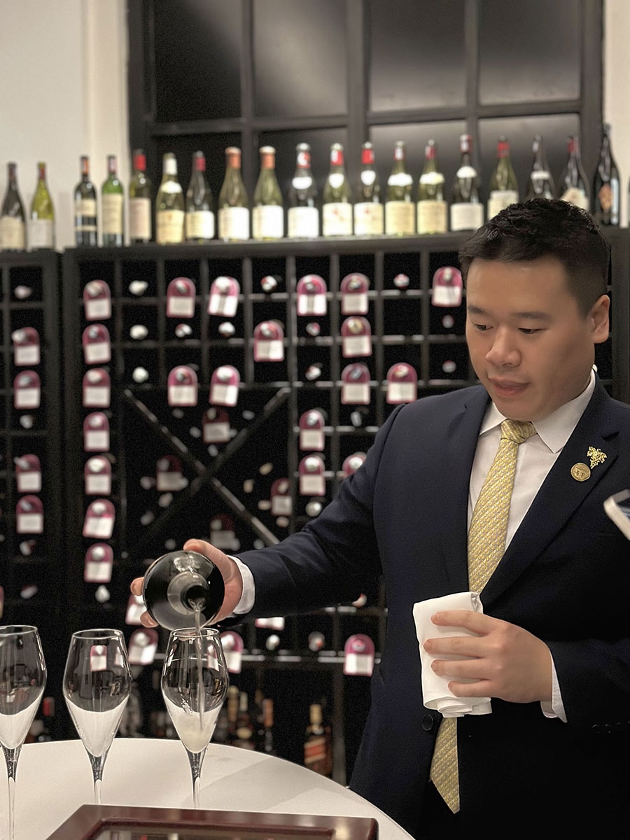 ワインセラーには選りすぐりのワインが。品揃えはベトナム一を誇る。