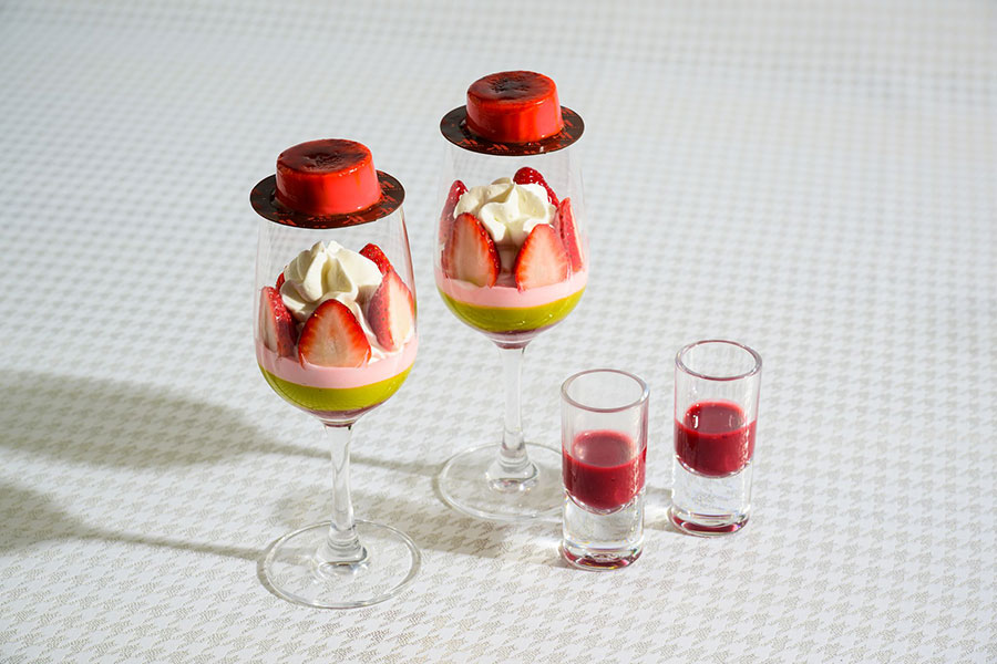 「TOKIMEKI Strawberry Afternoon Tea」の最後に用意される、締めパフェ「苺のクレームブリュレパフェ ルージュソースを添えて」のイメージ。
