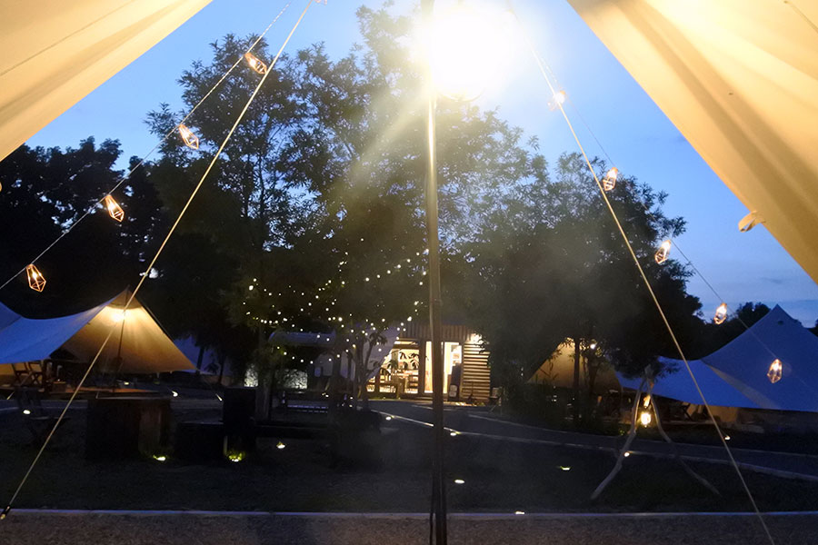 北欧デザインのテントが7張。焚火を前に語り合う夜を。