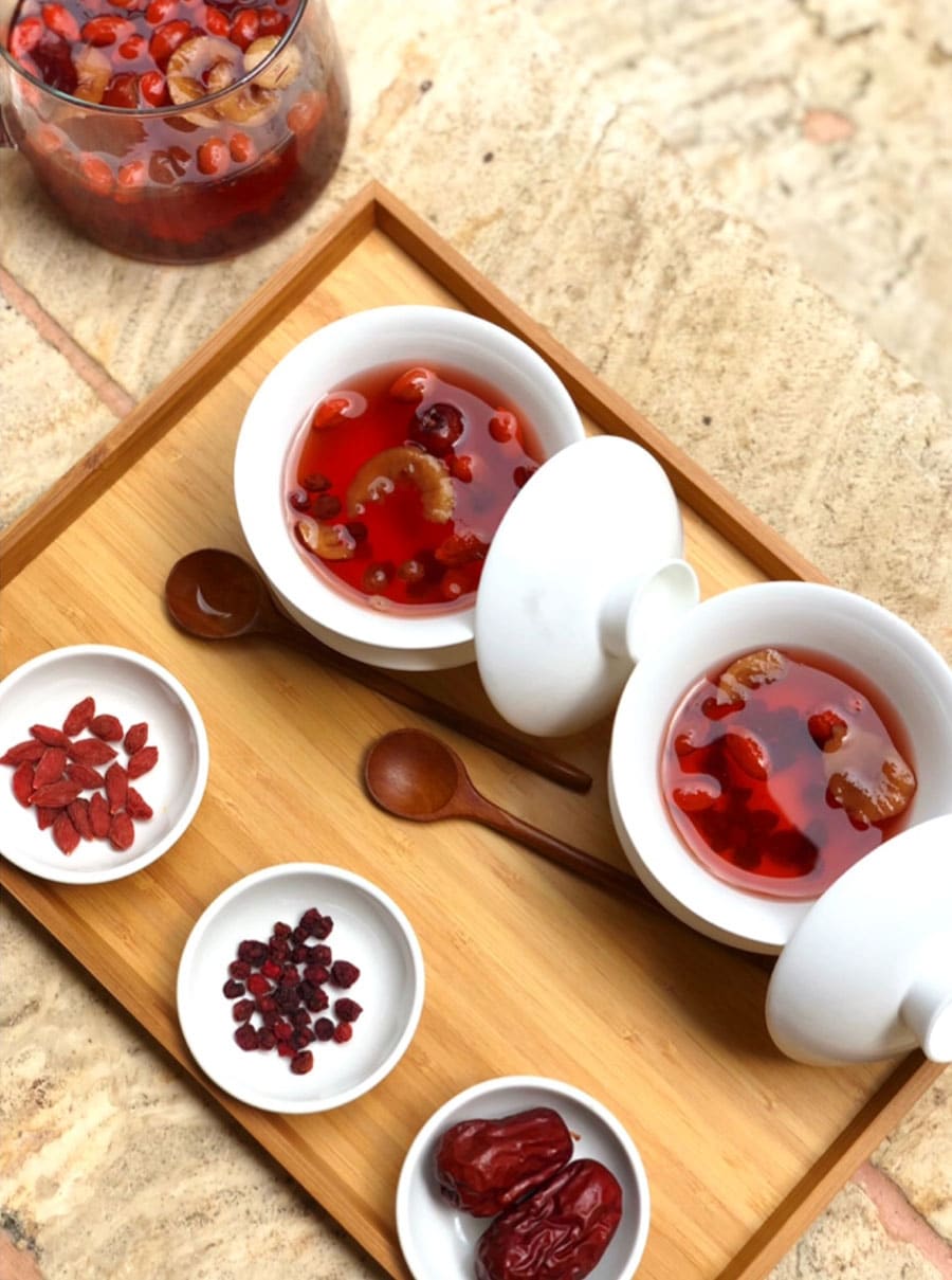 今日のテーマは赤い食材。枸杞（くこ）の実と棗（なつめ）、サンザシを使った薬膳茶「五味子茶」。