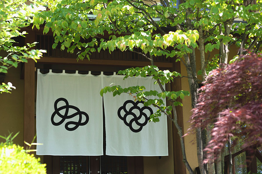 「テール ドシエル」のブドウ畑を下ったところにあるショップ＆ゲストハウスの「NUKAJI WINE HOUSE」。